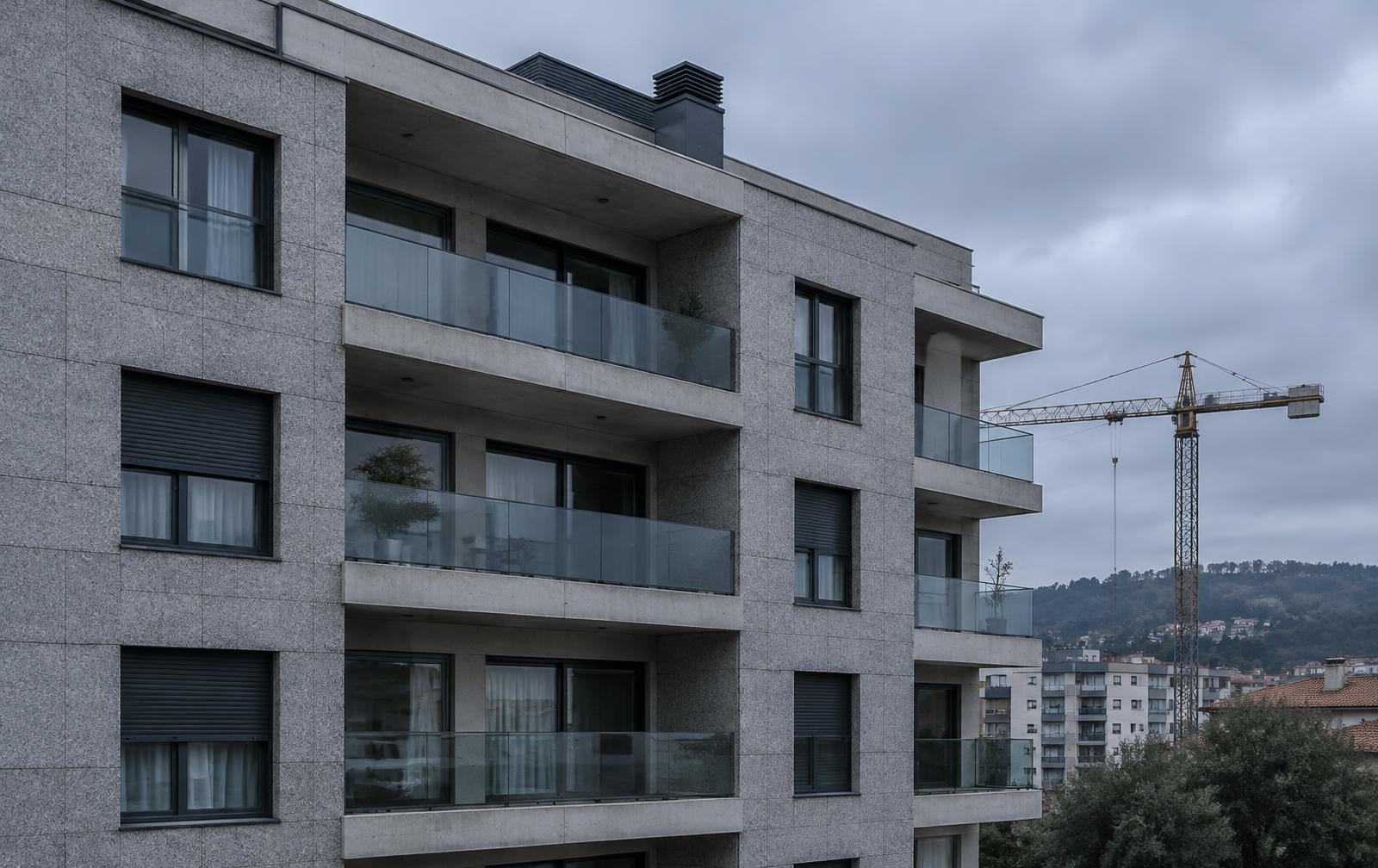 Fachada de edifício residencial em granito e betão